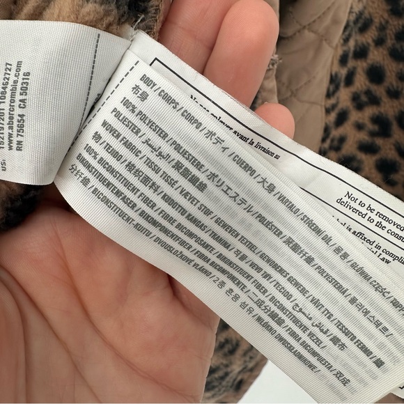 Abercrombie and Fitch Asymmetrical Snap Up Fleece in Leopard Print, Medium - Picture 13 of 14